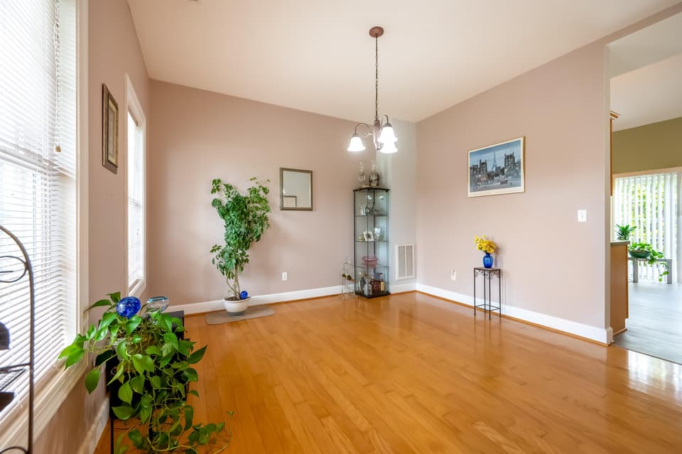 300 Meadow Drive, photo 6 of 40