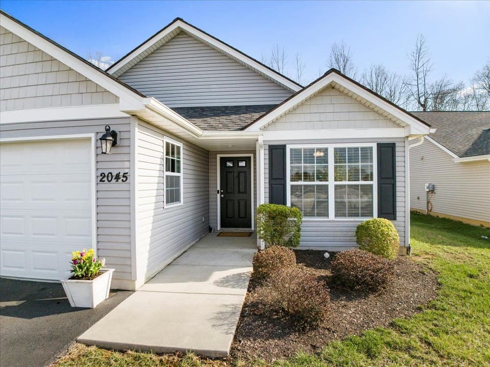2045 Giles Drive SE, photo 3 of 40