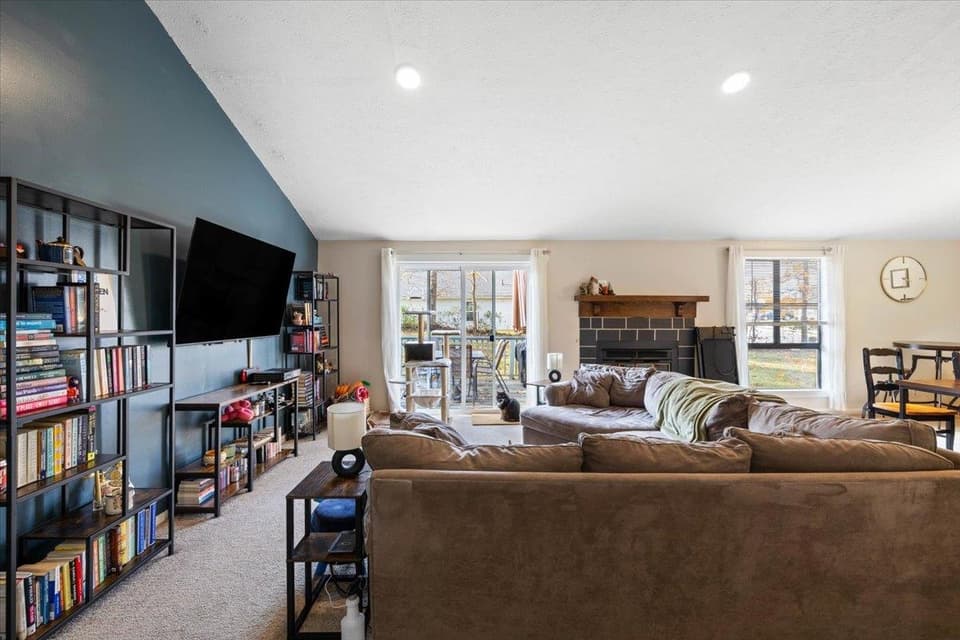 625 Curtis Drive, photo 3 of 32