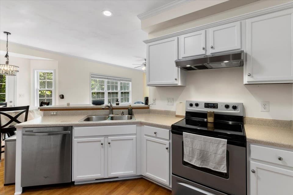 921 Crosscreek Drive, photo 13 of 40