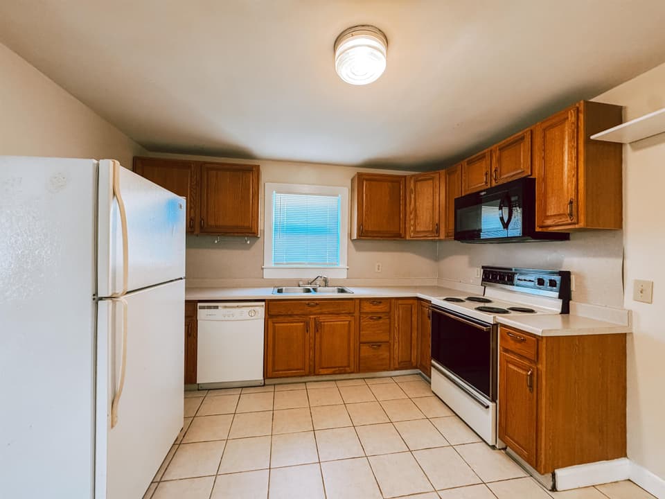 660 NE Liberty Street, photo 8 of 25