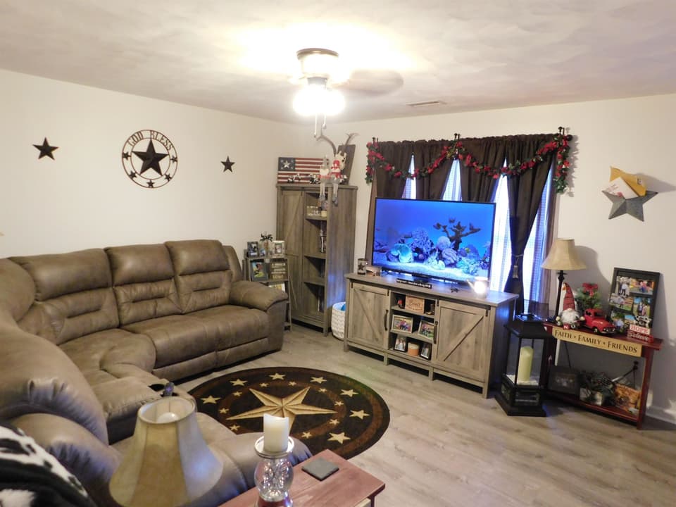 565 School Lane, photo 4 of 16