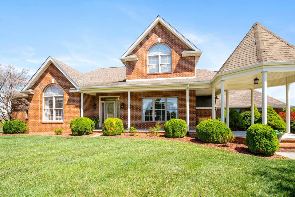 2360 Lake Vista Drive, photo 2 of 40