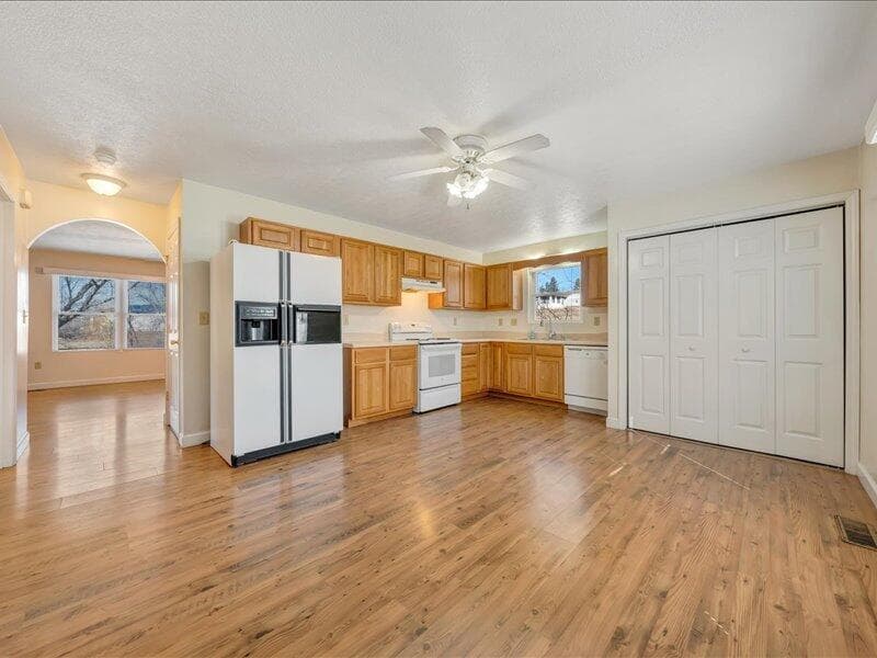 275 Depot St NE, photo 9 of 32