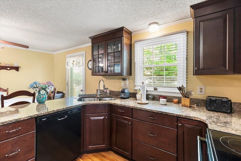 1290 Sherwood Drive, photo 10 of 40
