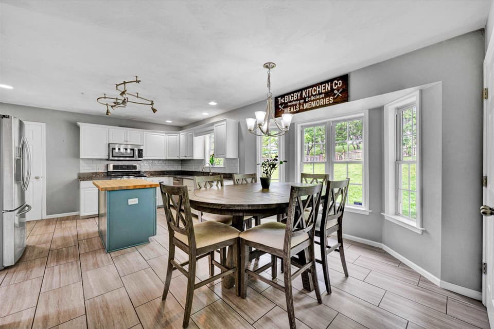 135 Sapphire Avenue, photo 11 of 40