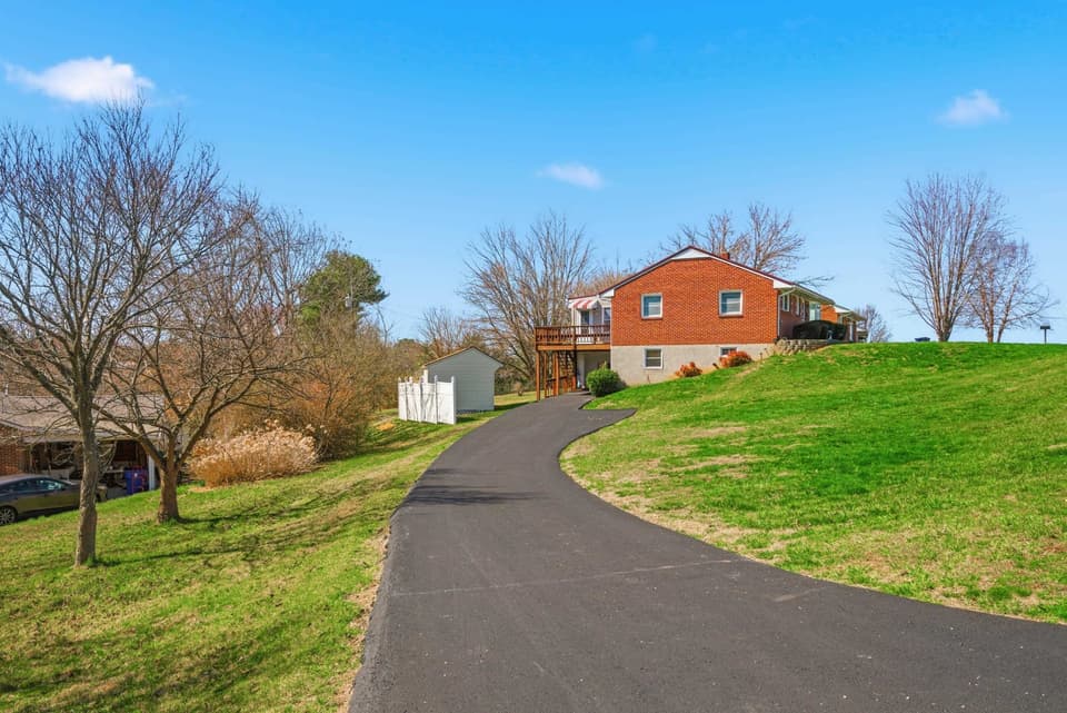 205 Roundhill Drive, photo 6 of 40