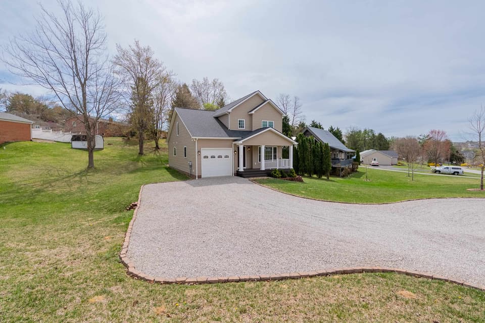 35 Meadow Drive, photo 3 of 40