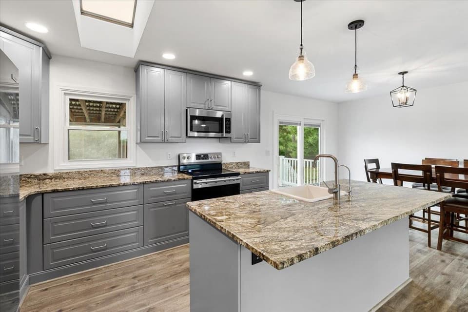 120 SE Howery Street, photo 12 of 40