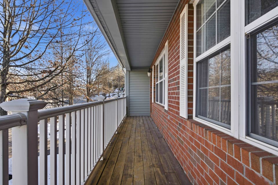 380 Oaktree Boulevard, photo 12 of 40