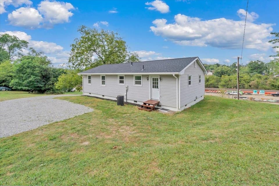 935 NE Depot Street NE, photo 22 of 26