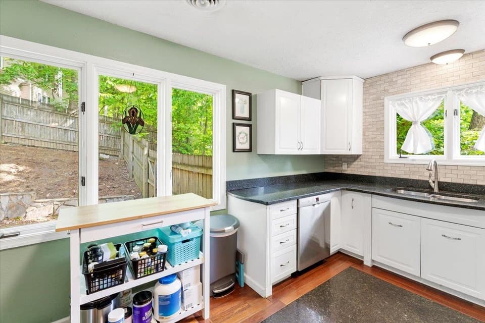 300 Tomahawk Drive, photo 17 of 40