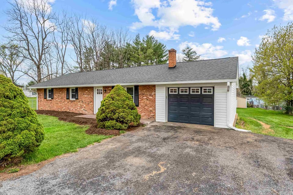 125 Boxwood Drive, photo 2 of 28