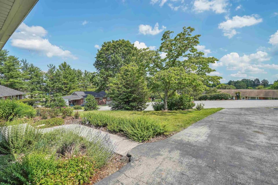 650 Betty Drive, photo 11 of 40