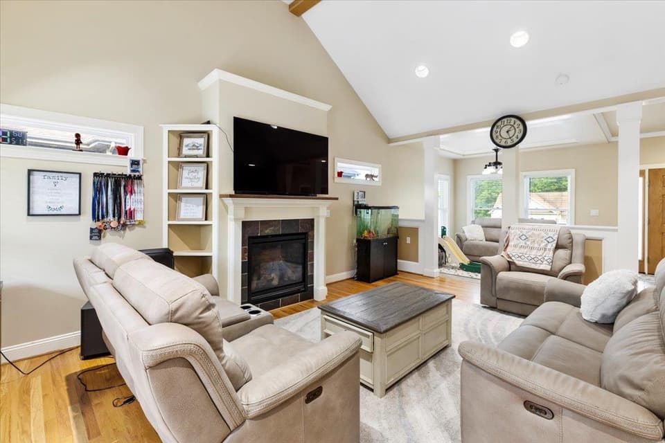 1015 Falor Lane, photo 12 of 40
