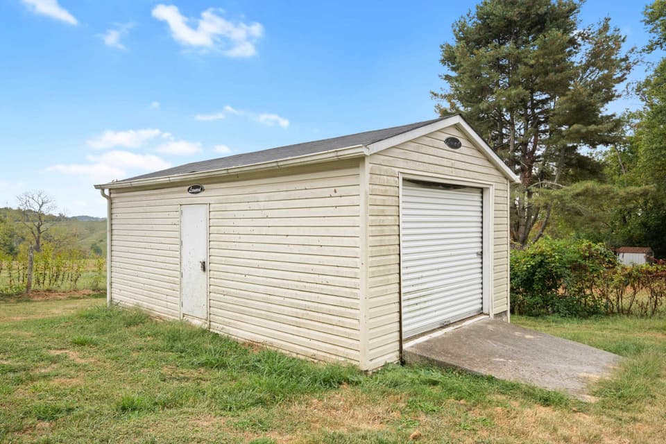 326 Rolling Hills Drive, photo 39 of 40