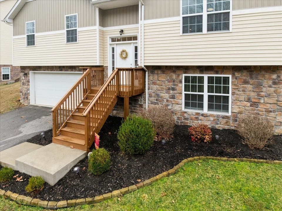 1041 St Clair Lane, photo 5 of 40