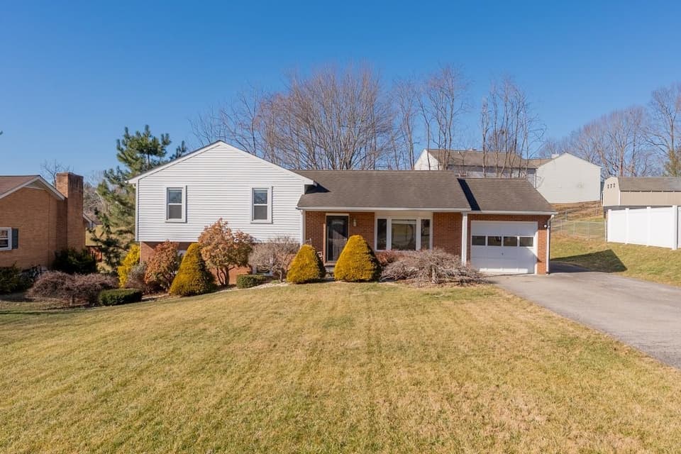 640 Lyle Lane, photo 3 of 40