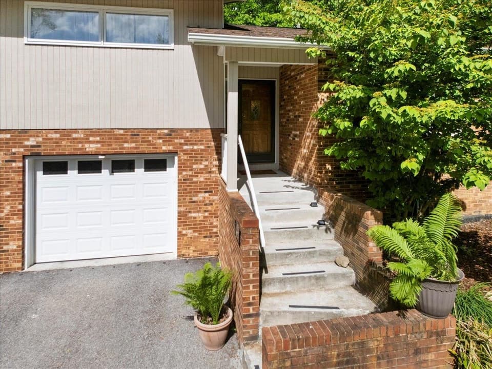 300 Tomahawk Drive, photo 7 of 40