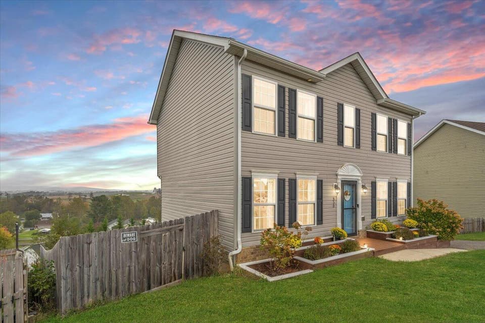 350 Chelsea Loop, photo 2 of 37