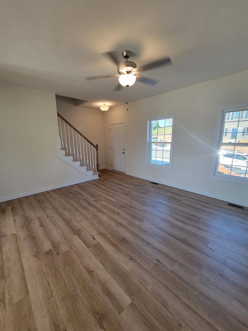 990 Holland Loop, photo 4 of 10