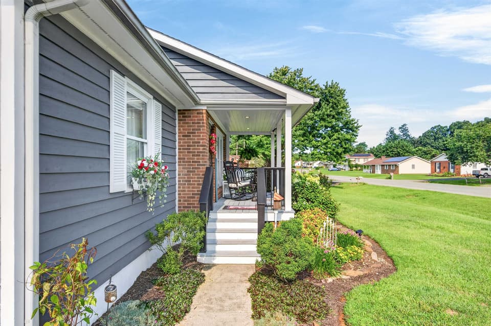 2405 Glade Drive SE, photo 4 of 40