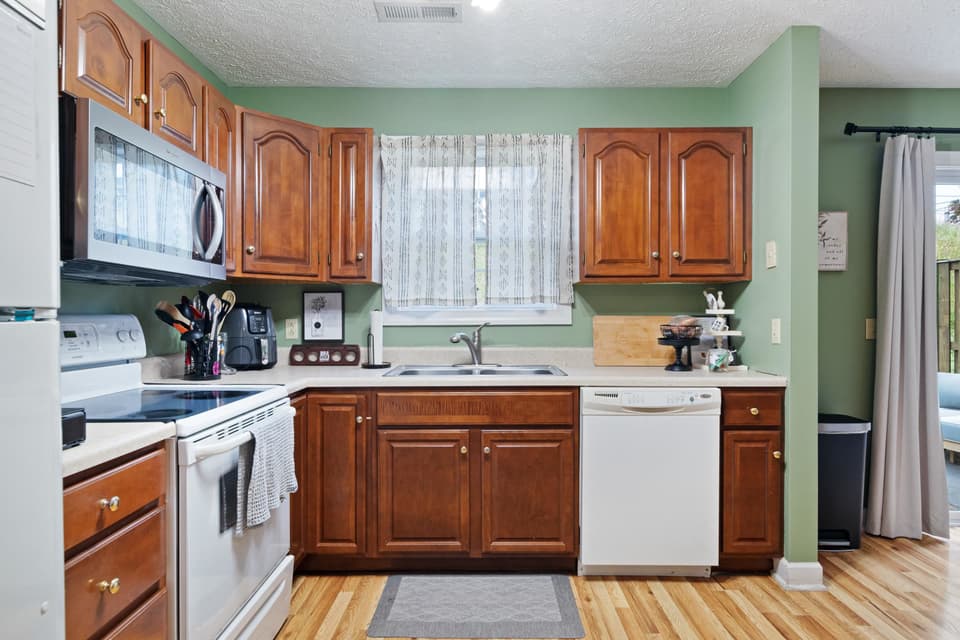 145 Gold Leaf Drive, photo 7 of 27