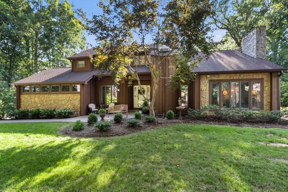 255 Patricia Lane NE, photo 3 of 35