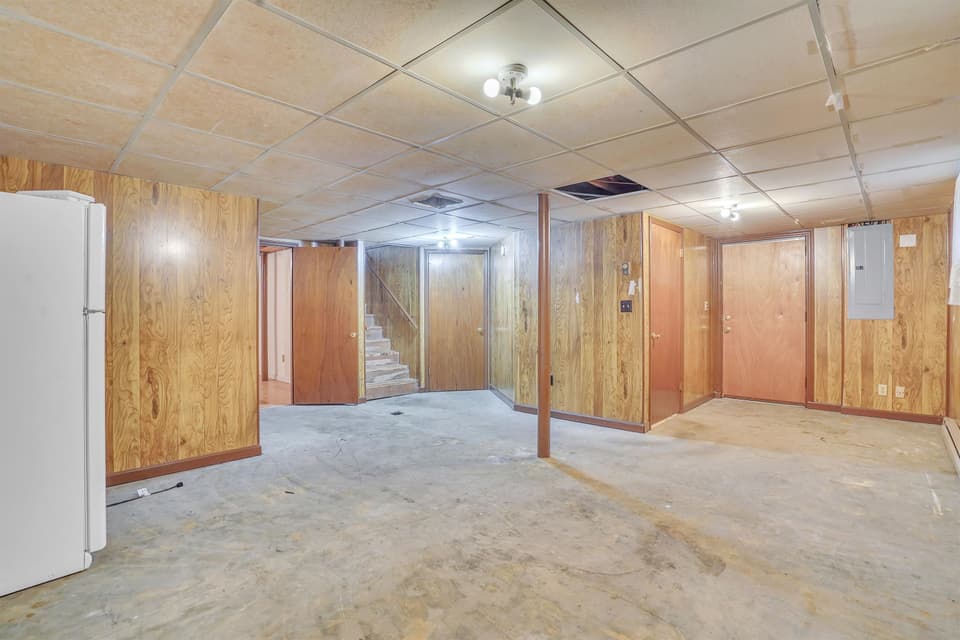 650 Betty Drive, photo 34 of 40