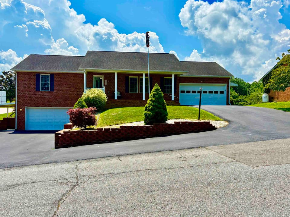2355 Giles Drive SE, photo 6 of 40