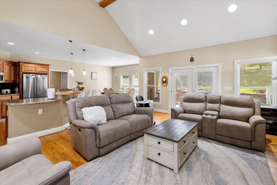 1015 Falor Lane, photo 13 of 40
