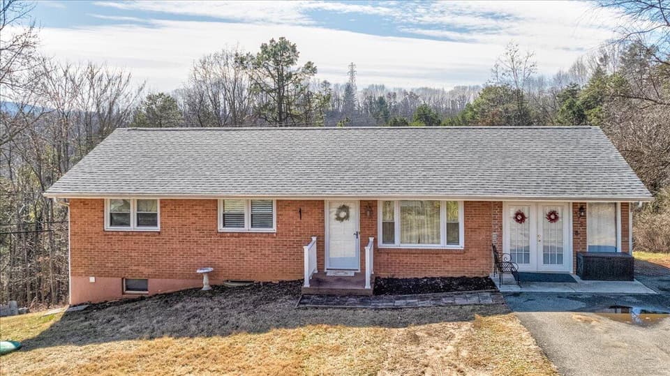 375 Mt Pleasant Rd SE, photo 5 of 40