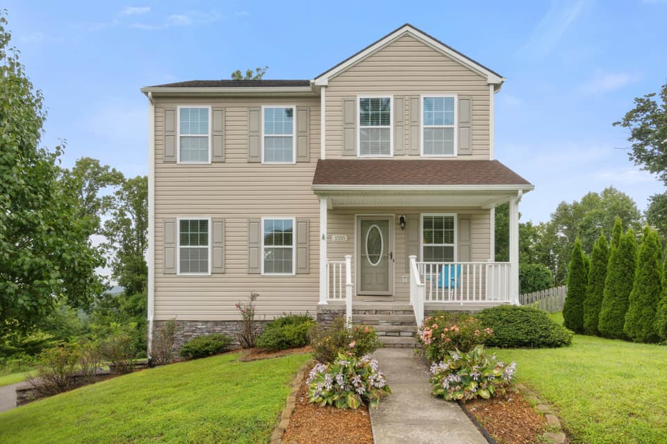 1555 Sherwood Drive, photo 3 of 40