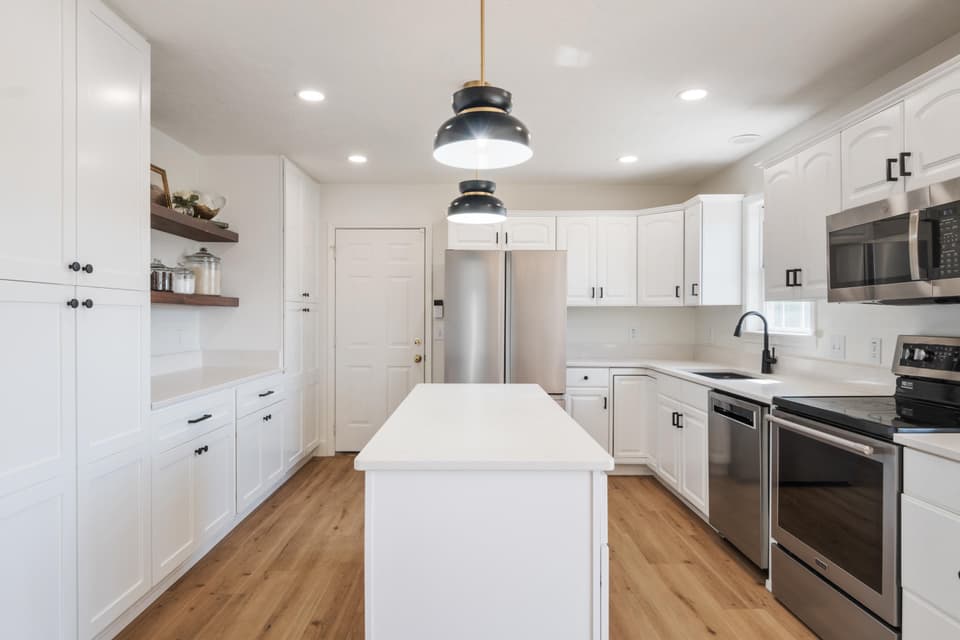 180 Sapphire Avenue, photo 19 of 40