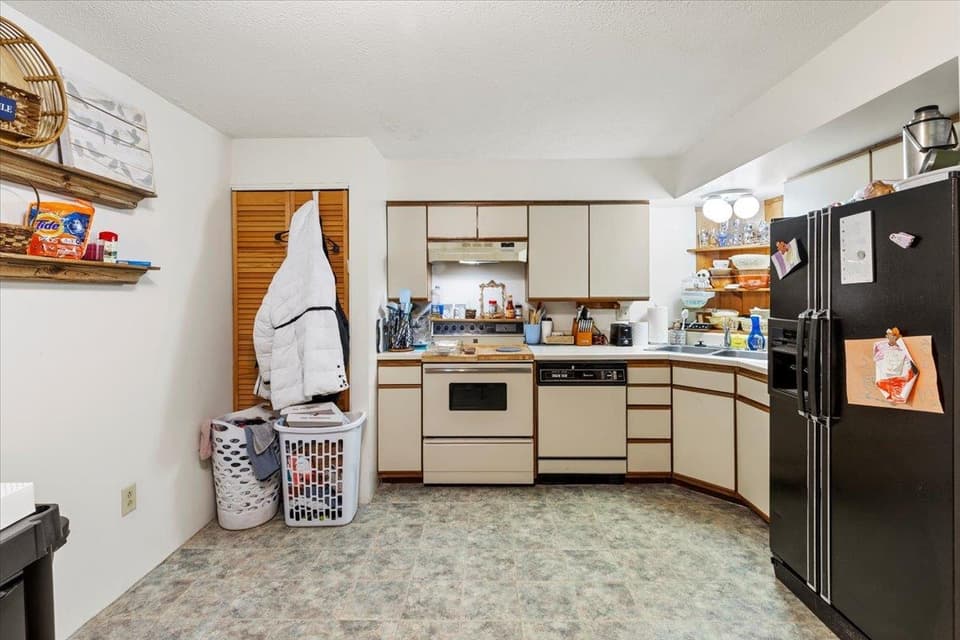 2590 Townhouse Street, photo 11 of 39