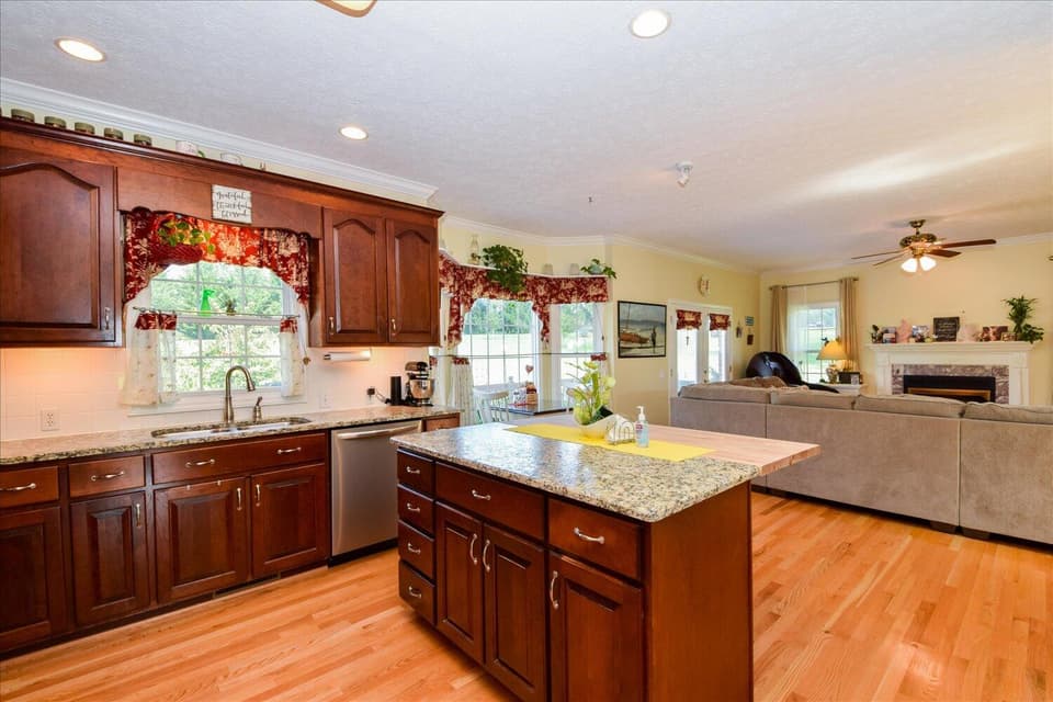 2070 Lake Vista Drive, photo 3 of 36