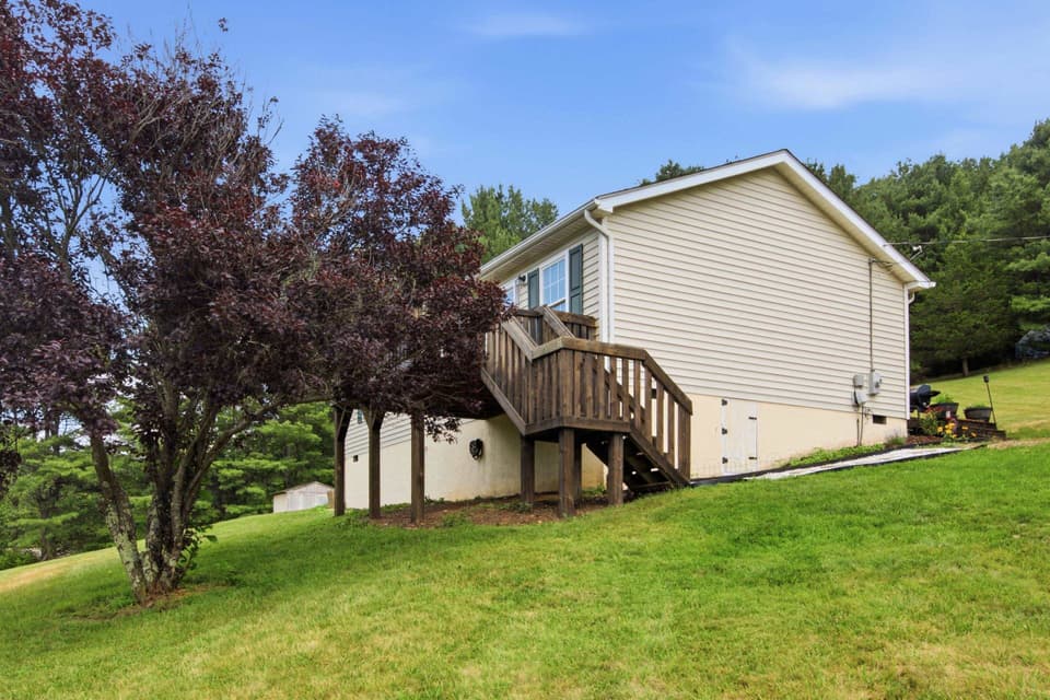 479 Smith Creek Road, photo 3 of 40