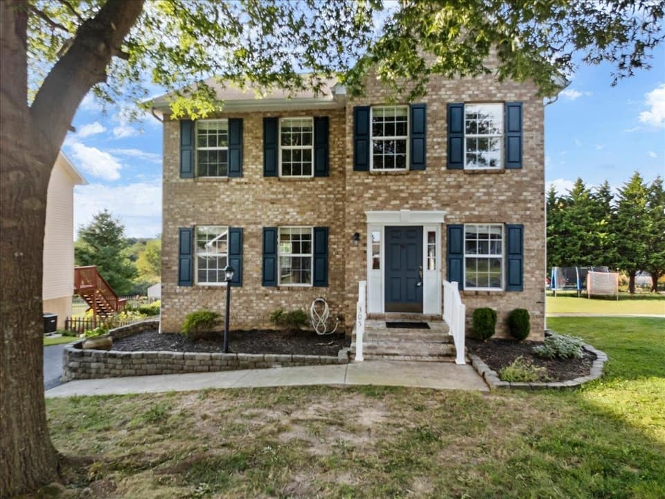 305 Sequoia Circle, photo 2 of 40