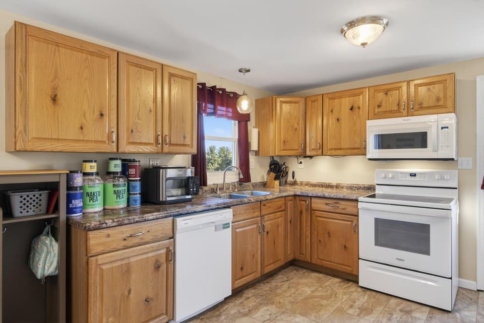 670 Lawn Drive, photo 12 of 40