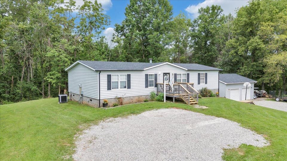 963 Magnolia Ln, Christiansburg, VA