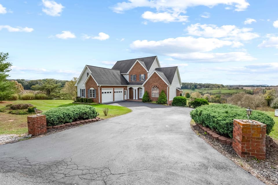 1125 Falcon Run, photo 3 of 40