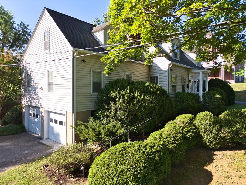 660 W Main Street, photo 3 of 40
