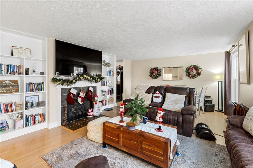 910 Oak Tree Boulevard, photo 7 of 40