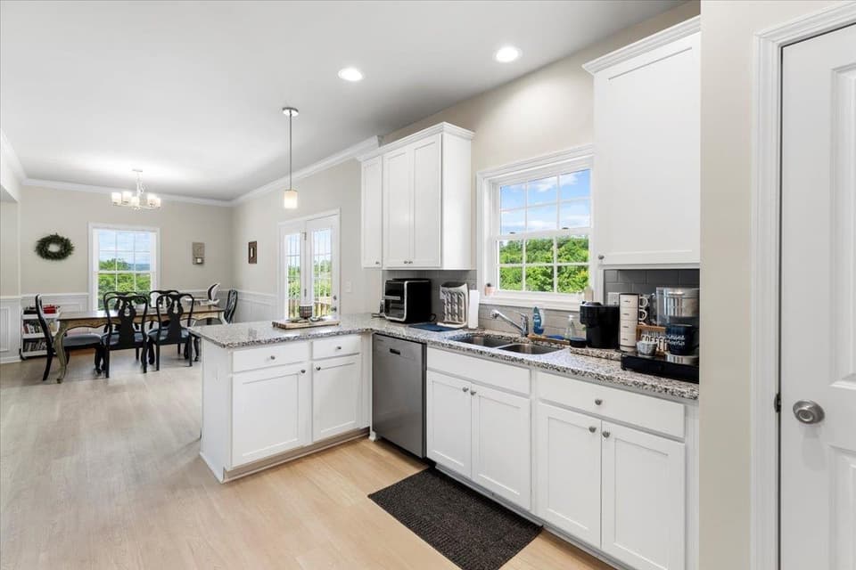 990 Holland Loop NW, photo 17 of 40