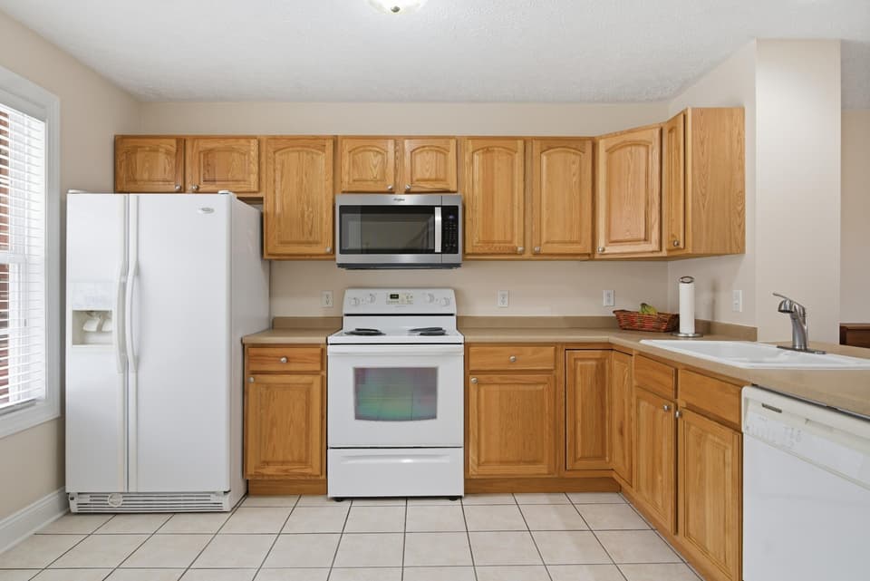565 Oaktree Boulevard, photo 9 of 31
