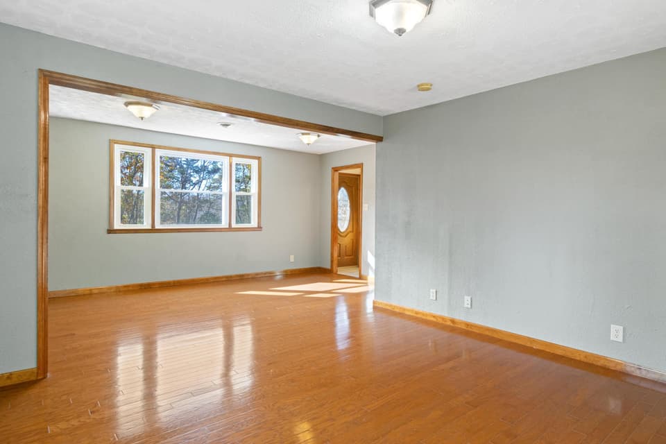 4550 Wayside Drive, photo 10 of 40