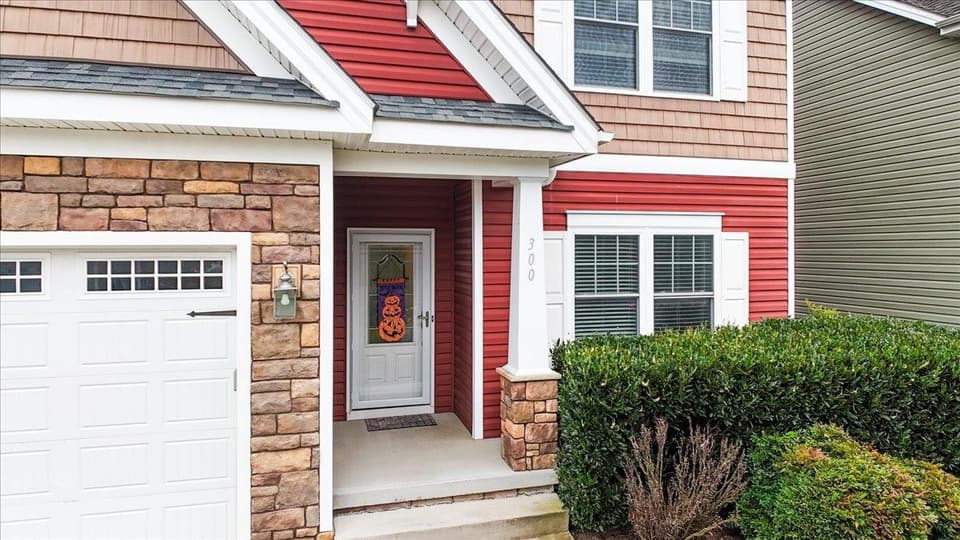 300 Roudabush Drive NW, photo 3 of 40
