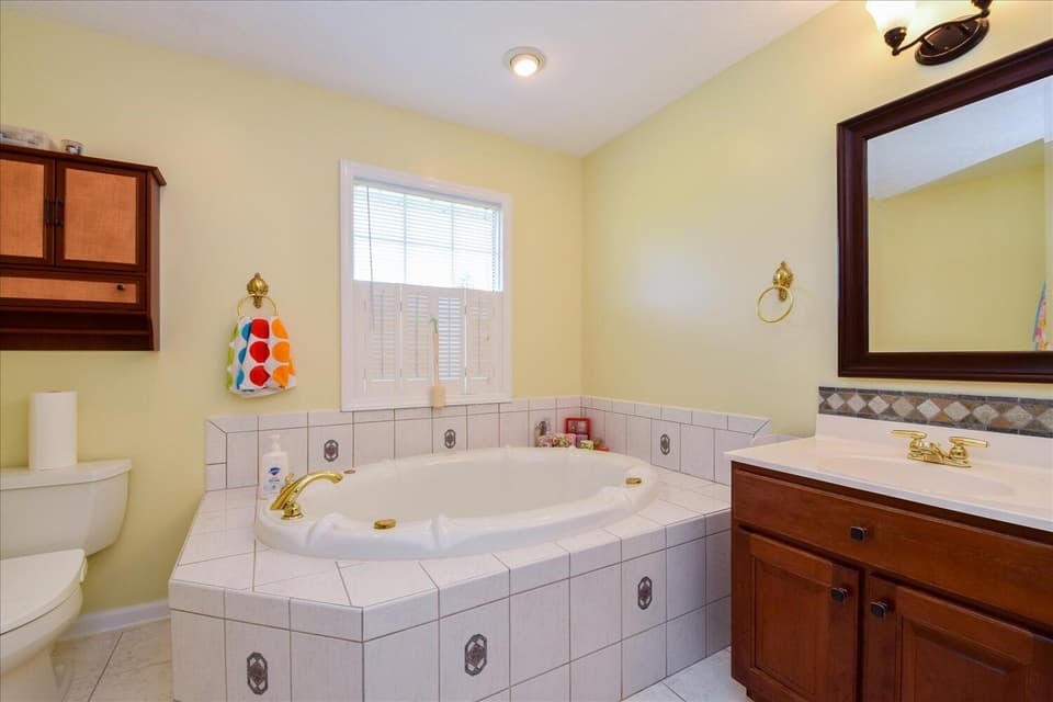 2070 Lake Vista Drive, photo 13 of 36