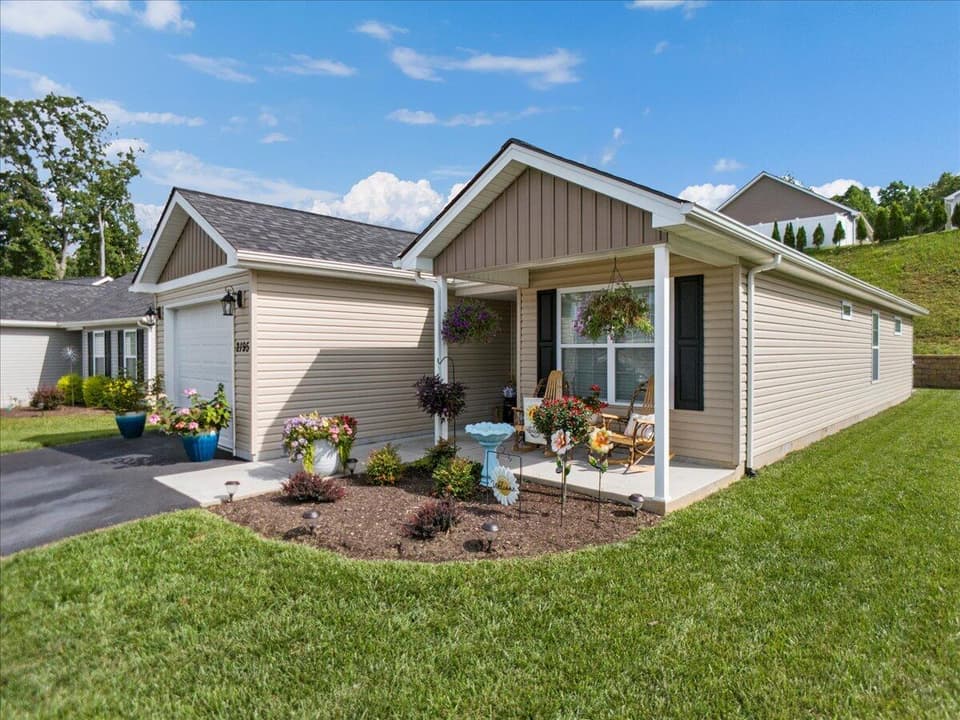 2195 Glade Drive SE, photo 4 of 38