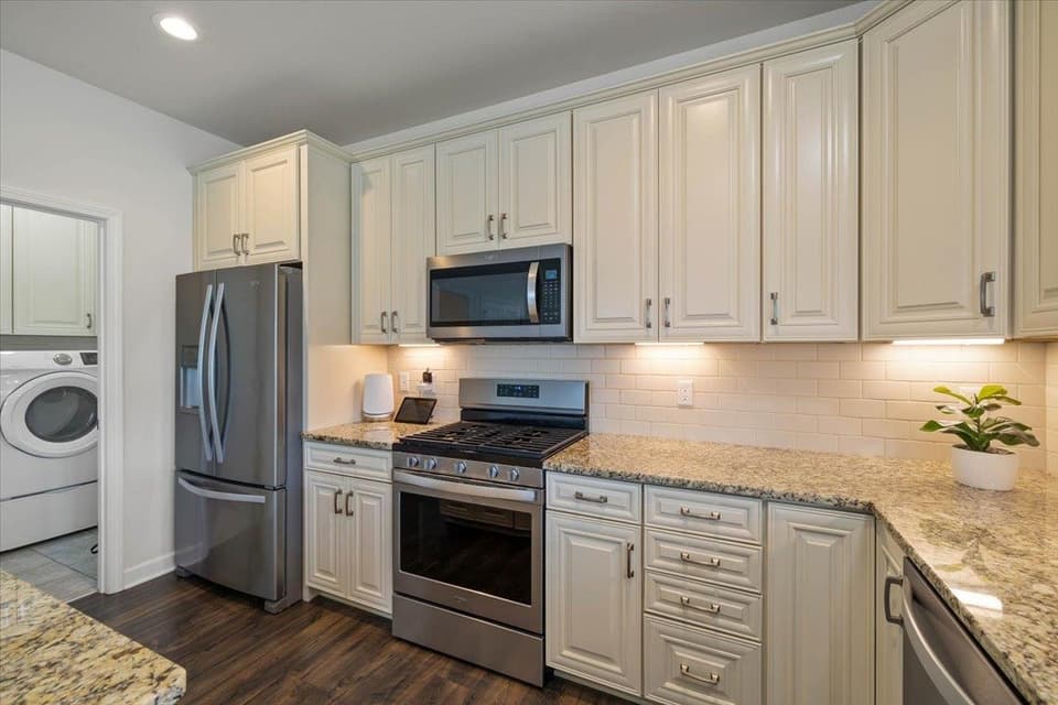 870 Jefferson Circle, photo 14 of 40